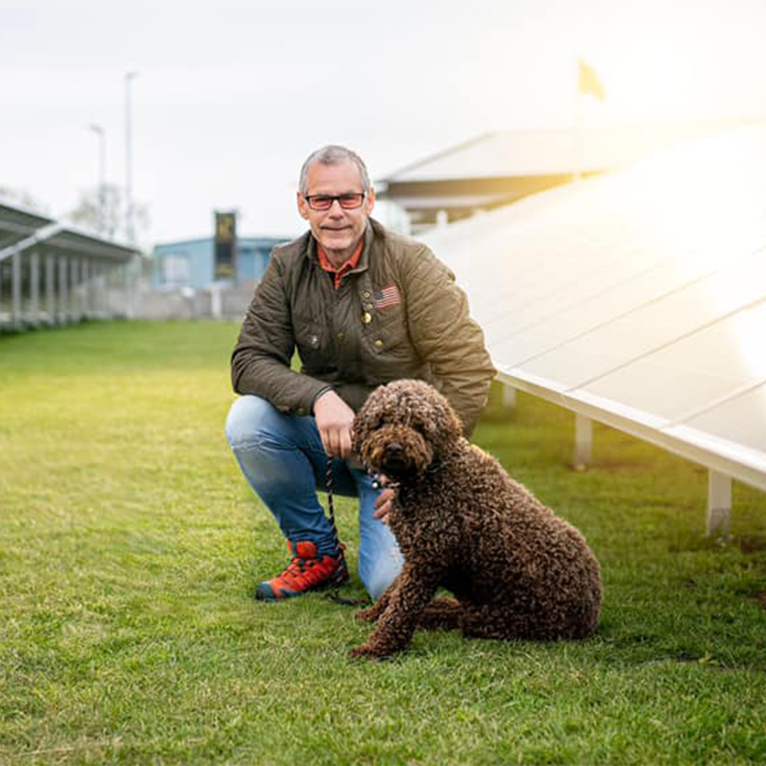 vd för 3c production johan strömberg med hunden happy utanför fabriken med solceller i falkenberg